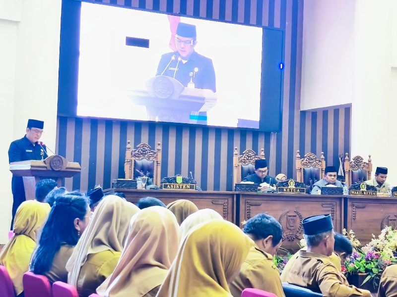 Rapat paripurna DPRD Tanah Bumbu saat penyampaian Rancangan Peraturan Daerah (Raperda) oleh Wisnu Wardhana mewakili Bupati Tanah Bumbu Andi Rudi Latif di ruang sidang utama DPRD, Senin (18/05/2026).