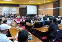 Rapat Dengar Pendapat DPRD Tanah Bumbu bersama pihak terkait membahas kelangkaan BBM yang berlangsung di ruang rapat utama, Kamis (07/05/2026).