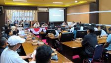 Rapat Dengar Pendapat DPRD Tanah Bumbu bersama pihak terkait membahas kelangkaan BBM yang berlangsung di ruang rapat utama, Kamis (07/05/2026).