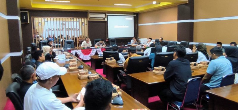 Rapat Dengar Pendapat DPRD Tanah Bumbu bersama pihak terkait membahas kelangkaan BBM yang berlangsung di ruang rapat utama, Kamis (07/05/2026).