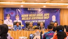Kepala Diskominfostasan Tanah Laut, Rika Amalia, membuka kegiatan sertifikasi kompetensi pengelola media sosial SKPD yang digelar bekerja sama dengan BNSP di Banjarmasin.