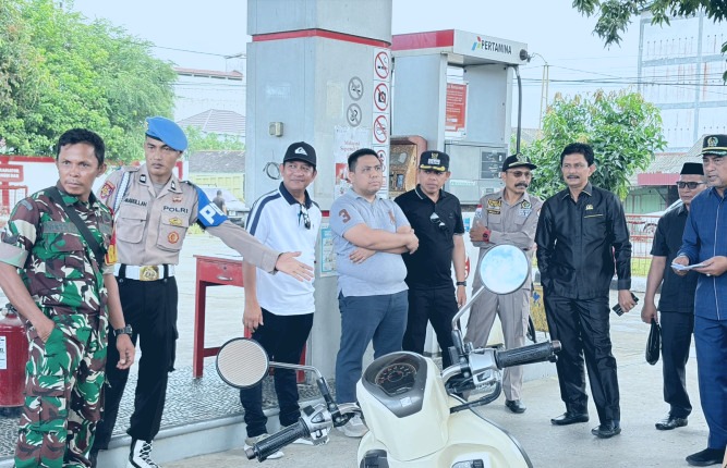 Anggota DPRD Tanah Bumbu bersama aparat dan instansi terkait melakukan monitoring penyaluran BBM subsidi di SPBU Pagatan dan SPBU Sungai Loban, Jumat (08/05/2026).