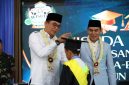 Bupati Tanah Bumbu Andi Rudi Latif secara simbolis mewisuda santri TKA-TPA LPPTKA BKPRMI Kabupaten Tanah Bumbu pada Wisuda Akbar XV Tahun 2026 di Pendopo Kantor Bupati, Gunung Tinggi, Batulicin, Minggu (10/05/2026).