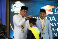 Bupati Tanah Bumbu Andi Rudi Latif secara simbolis mewisuda santri TKA-TPA LPPTKA BKPRMI Kabupaten Tanah Bumbu pada Wisuda Akbar XV Tahun 2026 di Pendopo Kantor Bupati, Gunung Tinggi, Batulicin, Minggu (10/05/2026).