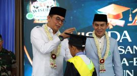 Bupati Tanah Bumbu Andi Rudi Latif secara simbolis mewisuda santri TKA-TPA LPPTKA BKPRMI Kabupaten Tanah Bumbu pada Wisuda Akbar XV Tahun 2026 di Pendopo Kantor Bupati, Gunung Tinggi, Batulicin, Minggu (10/05/2026).