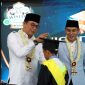 Bupati Tanah Bumbu Andi Rudi Latif secara simbolis mewisuda santri TKA-TPA LPPTKA BKPRMI Kabupaten Tanah Bumbu pada Wisuda Akbar XV Tahun 2026 di Pendopo Kantor Bupati, Gunung Tinggi, Batulicin, Minggu (10/05/2026).