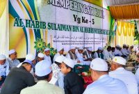 Sejumlah habaib, alim ulama, tokoh masyarakat, dan jamaah menghadiri peringatan Haul ke-5 Al Habib Sulaiman bin Al Habib Mukhtar Al Aidrus di kawasan Pantai Wisata Angsana, Minggu (10/05/2026).