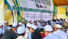 Sejumlah habaib, alim ulama, tokoh masyarakat, dan jamaah menghadiri peringatan Haul ke-5 Al Habib Sulaiman bin Al Habib Mukhtar Al Aidrus di kawasan Pantai Wisata Angsana, Minggu (10/05/2026).