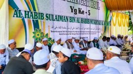 Sejumlah habaib, alim ulama, tokoh masyarakat, dan jamaah menghadiri peringatan Haul ke-5 Al Habib Sulaiman bin Al Habib Mukhtar Al Aidrus di kawasan Pantai Wisata Angsana, Minggu (10/05/2026).