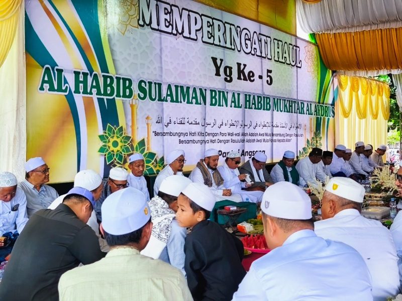 Sejumlah habaib, alim ulama, tokoh masyarakat, dan jamaah menghadiri peringatan Haul ke-5 Al Habib Sulaiman bin Al Habib Mukhtar Al Aidrus di kawasan Pantai Wisata Angsana, Minggu (10/05/2026).