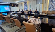 Rombongan Komisi II DPRD Kabupaten Tanah Bumbu saat melakukan kunjungan kerja dan studi komparatif ke Perumda Air Minum Surya Sembada Kota Surabaya, Senin (11/05/2026).