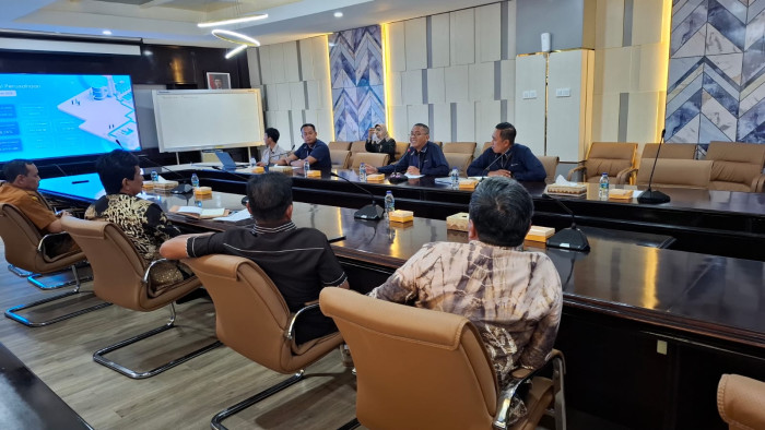 Rombongan Komisi II DPRD Kabupaten Tanah Bumbu saat melakukan kunjungan kerja dan studi komparatif ke Perumda Air Minum Surya Sembada Kota Surabaya, Senin (11/05/2026).