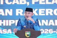 Bupati Tanah Laut H. Rahmat Trianto menyampaikan komitmen Pemkab Tanah Laut dalam mengawal distribusi solar subsidi agar tepat sasaran bagi nelayan kecil di Kuala Tambangan, Kecamatan Takisung.