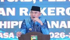 Bupati Tanah Laut H. Rahmat Trianto menyampaikan komitmen Pemkab Tanah Laut dalam mengawal distribusi solar subsidi agar tepat sasaran bagi nelayan kecil di Kuala Tambangan, Kecamatan Takisung.