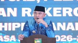 Bupati Tanah Laut H. Rahmat Trianto menyampaikan komitmen Pemkab Tanah Laut dalam mengawal distribusi solar subsidi agar tepat sasaran bagi nelayan kecil di Kuala Tambangan, Kecamatan Takisung.