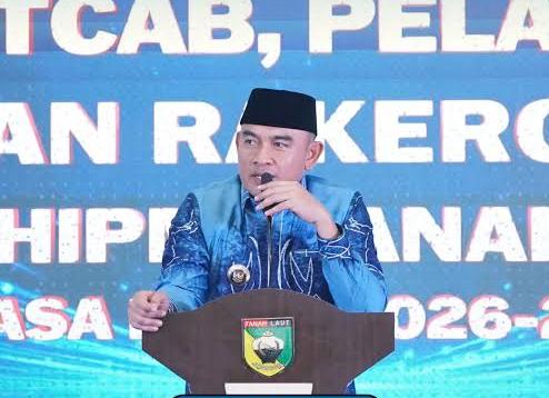 Bupati Tanah Laut H. Rahmat Trianto menyampaikan komitmen Pemkab Tanah Laut dalam mengawal distribusi solar subsidi agar tepat sasaran bagi nelayan kecil di Kuala Tambangan, Kecamatan Takisung.
