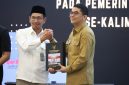 Bupati Tanah Bumbu Andi Rudi Latif menerima Opini WTP atas LKPD Tahun Anggaran 2025 dari Kepala BPK RI Perwakilan Kalimantan Selatan, Andriyanto, di Banjarbaru, Selasa (26/05/2026).