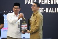 Bupati Tanah Bumbu Andi Rudi Latif menerima Opini WTP atas LKPD Tahun Anggaran 2025 dari Kepala BPK RI Perwakilan Kalimantan Selatan, Andriyanto, di Banjarbaru, Selasa (26/05/2026).