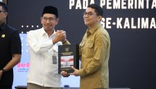 Bupati Tanah Bumbu Andi Rudi Latif menerima Opini WTP atas LKPD Tahun Anggaran 2025 dari Kepala BPK RI Perwakilan Kalimantan Selatan, Andriyanto, di Banjarbaru, Selasa (26/05/2026).