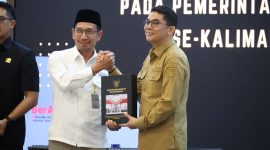 Bupati Tanah Bumbu Andi Rudi Latif menerima Opini WTP atas LKPD Tahun Anggaran 2025 dari Kepala BPK RI Perwakilan Kalimantan Selatan, Andriyanto, di Banjarbaru, Selasa (26/05/2026).