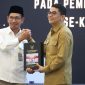 Bupati Tanah Bumbu Andi Rudi Latif menerima Opini WTP atas LKPD Tahun Anggaran 2025 dari Kepala BPK RI Perwakilan Kalimantan Selatan, Andriyanto, di Banjarbaru, Selasa (26/05/2026).