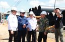 Sejumlah pejabat dan perwakilan instansi meninjau langsung lokasi proyek pembangunan jembatan penghubung Kotabaru–Tanah Bumbu di kawasan Batulicin, Rabu (29/04/2026).