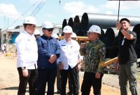 Sejumlah pejabat dan perwakilan instansi meninjau langsung lokasi proyek pembangunan jembatan penghubung Kotabaru–Tanah Bumbu di kawasan Batulicin, Rabu (29/04/2026).