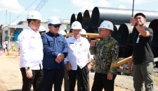 Sejumlah pejabat dan perwakilan instansi meninjau langsung lokasi proyek pembangunan jembatan penghubung Kotabaru–Tanah Bumbu di kawasan Batulicin, Rabu (29/04/2026).