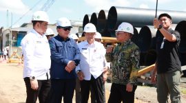 Sejumlah pejabat dan perwakilan instansi meninjau langsung lokasi proyek pembangunan jembatan penghubung Kotabaru–Tanah Bumbu di kawasan Batulicin, Rabu (29/04/2026).