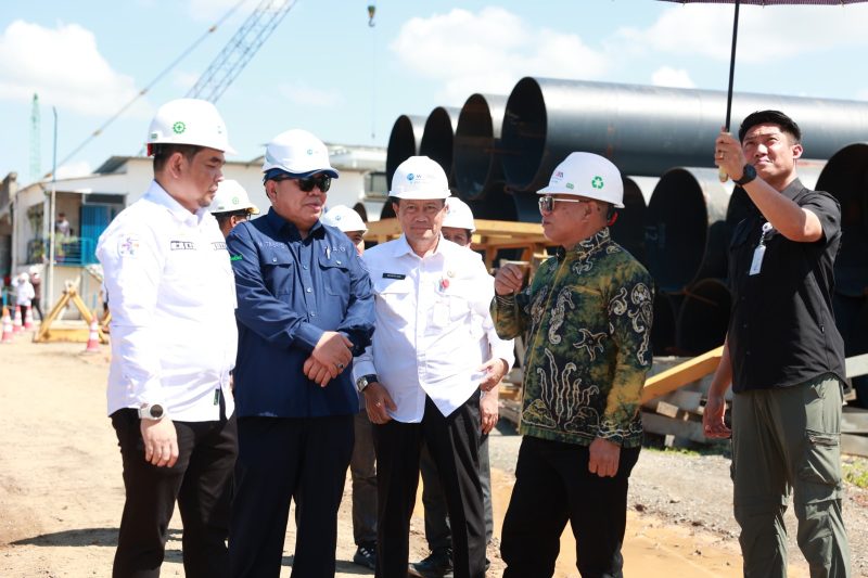 Sejumlah pejabat dan perwakilan instansi meninjau langsung lokasi proyek pembangunan jembatan penghubung Kotabaru–Tanah Bumbu di kawasan Batulicin, Rabu (29/04/2026).