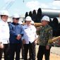 Sejumlah pejabat dan perwakilan instansi meninjau langsung lokasi proyek pembangunan jembatan penghubung Kotabaru–Tanah Bumbu di kawasan Batulicin, Rabu (29/04/2026).