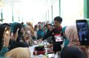Peserta antusias mengikuti demo masak menu B2SA berbasis pangan lokal yang dipandu chef dalam kegiatan sosialisasi di Batulicin, Selasa (28/04/2026).