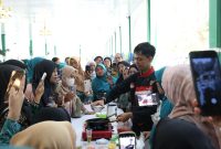 Peserta antusias mengikuti demo masak menu B2SA berbasis pangan lokal yang dipandu chef dalam kegiatan sosialisasi di Batulicin, Selasa (28/04/2026).