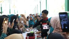 Peserta antusias mengikuti demo masak menu B2SA berbasis pangan lokal yang dipandu chef dalam kegiatan sosialisasi di Batulicin, Selasa (28/04/2026).