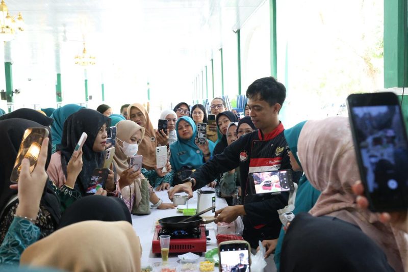 Peserta antusias mengikuti demo masak menu B2SA berbasis pangan lokal yang dipandu chef dalam kegiatan sosialisasi di Batulicin, Selasa (28/04/2026).