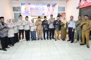 Asisten Bidang Pemerintahan dan Kesejahteraan Rakyat Setda Tanah Bumbu, M. Putu Wisnu Wardana, bersama unsur Forkopimda, petugas haji daerah, dan perwakilan instansi terkait berfoto bersama usai Rapat Persiapan Pemberangkatan Jamaah Calon Haji (JCH) Tahun 2026 di Kantor Bupati Tanah Bumbu, Batulicin, Selasa (28/04/2026).