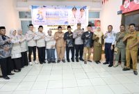 Asisten Bidang Pemerintahan dan Kesejahteraan Rakyat Setda Tanah Bumbu, M. Putu Wisnu Wardana, bersama unsur Forkopimda, petugas haji daerah, dan perwakilan instansi terkait berfoto bersama usai Rapat Persiapan Pemberangkatan Jamaah Calon Haji (JCH) Tahun 2026 di Kantor Bupati Tanah Bumbu, Batulicin, Selasa (28/04/2026).