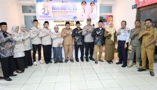 Asisten Bidang Pemerintahan dan Kesejahteraan Rakyat Setda Tanah Bumbu, M. Putu Wisnu Wardana, bersama unsur Forkopimda, petugas haji daerah, dan perwakilan instansi terkait berfoto bersama usai Rapat Persiapan Pemberangkatan Jamaah Calon Haji (JCH) Tahun 2026 di Kantor Bupati Tanah Bumbu, Batulicin, Selasa (28/04/2026).