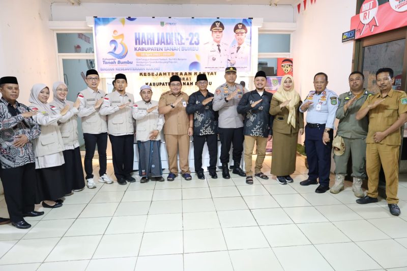 Asisten Bidang Pemerintahan dan Kesejahteraan Rakyat Setda Tanah Bumbu, M. Putu Wisnu Wardana, bersama unsur Forkopimda, petugas haji daerah, dan perwakilan instansi terkait berfoto bersama usai Rapat Persiapan Pemberangkatan Jamaah Calon Haji (JCH) Tahun 2026 di Kantor Bupati Tanah Bumbu, Batulicin, Selasa (28/04/2026).