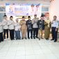 Asisten Bidang Pemerintahan dan Kesejahteraan Rakyat Setda Tanah Bumbu, M. Putu Wisnu Wardana, bersama unsur Forkopimda, petugas haji daerah, dan perwakilan instansi terkait berfoto bersama usai Rapat Persiapan Pemberangkatan Jamaah Calon Haji (JCH) Tahun 2026 di Kantor Bupati Tanah Bumbu, Batulicin, Selasa (28/04/2026).