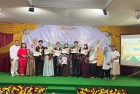 Para pemenang dan finalis Pemilihan Duta Program Studi Sarjana Keperawatan STIKES Intan Martapura Tahun 2026 berfoto bersama jajaran dosen dan panitia usai grand final yang berlangsung meriah di Martapura, Minggu (3/5/2026).