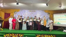 Para pemenang dan finalis Pemilihan Duta Program Studi Sarjana Keperawatan STIKES Intan Martapura Tahun 2026 berfoto bersama jajaran dosen dan panitia usai grand final yang berlangsung meriah di Martapura, Minggu (3/5/2026).