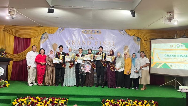 Para pemenang dan finalis Pemilihan Duta Program Studi Sarjana Keperawatan STIKES Intan Martapura Tahun 2026 berfoto bersama jajaran dosen dan panitia usai grand final yang berlangsung meriah di Martapura, Minggu (3/5/2026).