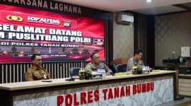 Tim Puslitbang Mabes Polri saat melaksanakan kegiatan penelitian terkait penanganan unjuk rasa di Polres Tanah Bumbu, Senin (04/05/2026).
