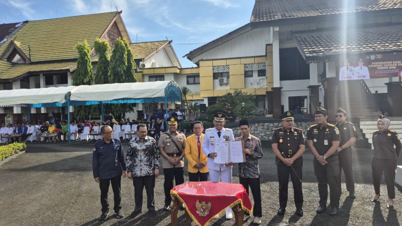 Bupati Tanah Laut memimpin upacara gabungan dalam rangka memperingati Hari Otonomi Daerah (Otoda) ke-30 sekaligus Hari Pendidikan Nasional (Hardiknas) 2026. (Pelitanusantara.net/Diyan).