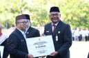 Penyerahan Bantuan Keuangan Pendidikan Kesetaraan (BAPINTAR) sebesar Rp500 juta dari Pemerintah Provinsi Kalimantan Selatan kepada Pemerintah Kabupaten Tanah Bumbu pada peringatan Hari Otonomi Daerah dan Hari Pendidikan Nasional 2026 di Banjarbaru, Senin (04/05/2026).