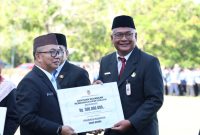 Penyerahan Bantuan Keuangan Pendidikan Kesetaraan (BAPINTAR) sebesar Rp500 juta dari Pemerintah Provinsi Kalimantan Selatan kepada Pemerintah Kabupaten Tanah Bumbu pada peringatan Hari Otonomi Daerah dan Hari Pendidikan Nasional 2026 di Banjarbaru, Senin (04/05/2026).