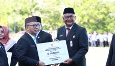 Penyerahan Bantuan Keuangan Pendidikan Kesetaraan (BAPINTAR) sebesar Rp500 juta dari Pemerintah Provinsi Kalimantan Selatan kepada Pemerintah Kabupaten Tanah Bumbu pada peringatan Hari Otonomi Daerah dan Hari Pendidikan Nasional 2026 di Banjarbaru, Senin (04/05/2026).