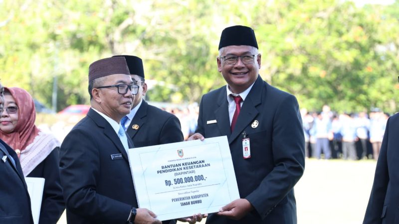 Penyerahan Bantuan Keuangan Pendidikan Kesetaraan (BAPINTAR) sebesar Rp500 juta dari Pemerintah Provinsi Kalimantan Selatan kepada Pemerintah Kabupaten Tanah Bumbu pada peringatan Hari Otonomi Daerah dan Hari Pendidikan Nasional 2026 di Banjarbaru, Senin (04/05/2026).