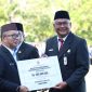 Penyerahan Bantuan Keuangan Pendidikan Kesetaraan (BAPINTAR) sebesar Rp500 juta dari Pemerintah Provinsi Kalimantan Selatan kepada Pemerintah Kabupaten Tanah Bumbu pada peringatan Hari Otonomi Daerah dan Hari Pendidikan Nasional 2026 di Banjarbaru, Senin (04/05/2026).
